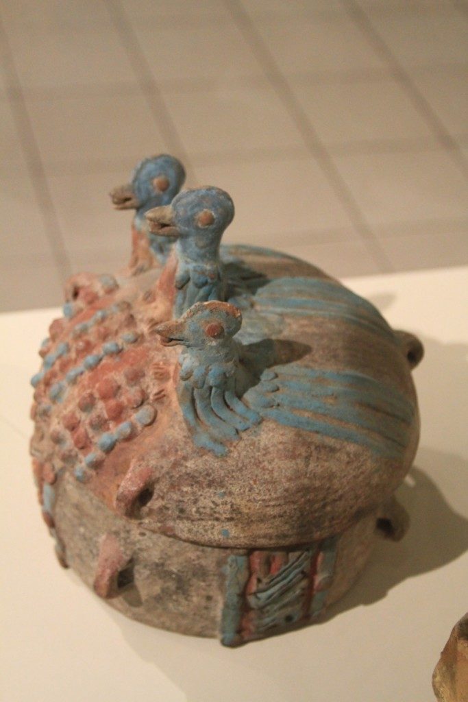 Vessel featuring three Quetzal birds at the Museo Popol Vuh .